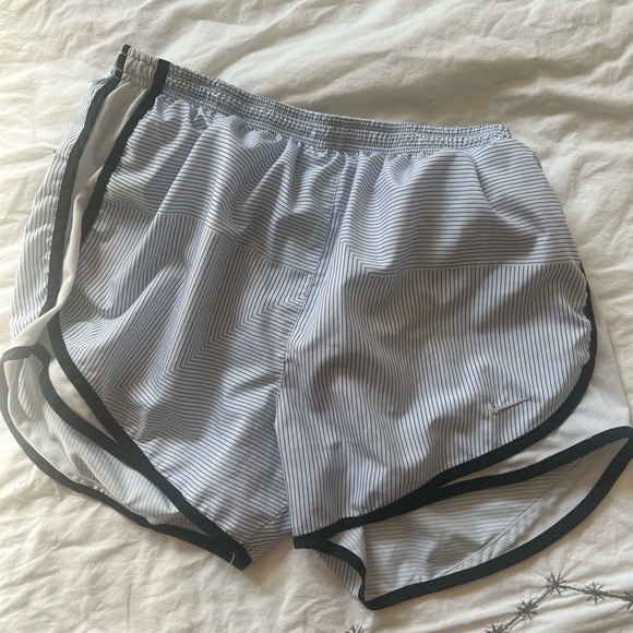 Nike Dri-Fit Shorts Yankees Pattern - Picture 2 of 3